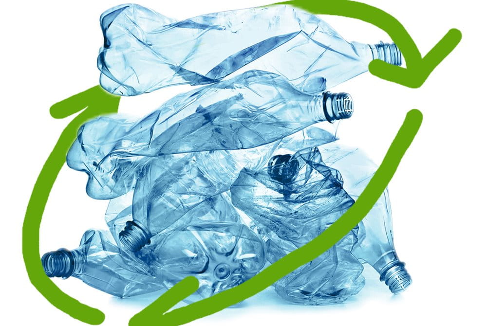 Un montón de botellas de plástico descartadas rodeadas por un símbolo estilizado de reciclaje.