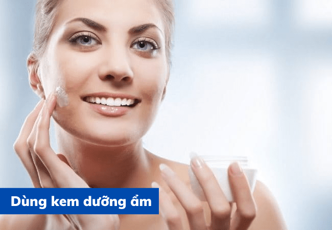 Dùng kem dưỡng ẩm