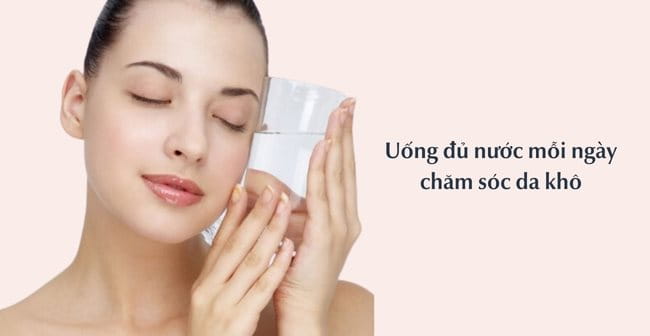 Uống đủ nước mỗi ngày chăm da từ bên trong